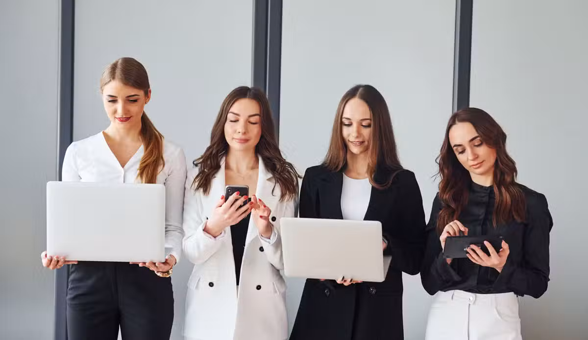 Agency vs freelance virtual assistant career comparison for executive assistants