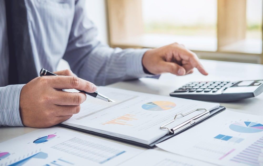 Executive assistant salary and cost comparison: full-time vs part-time options